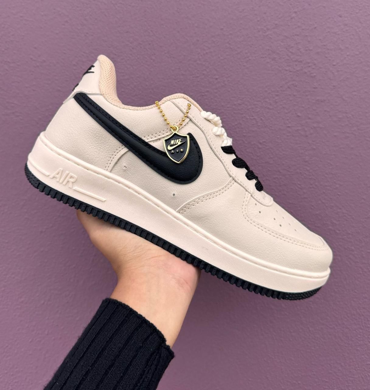 Nike Air Force 1 — Creme/Preto